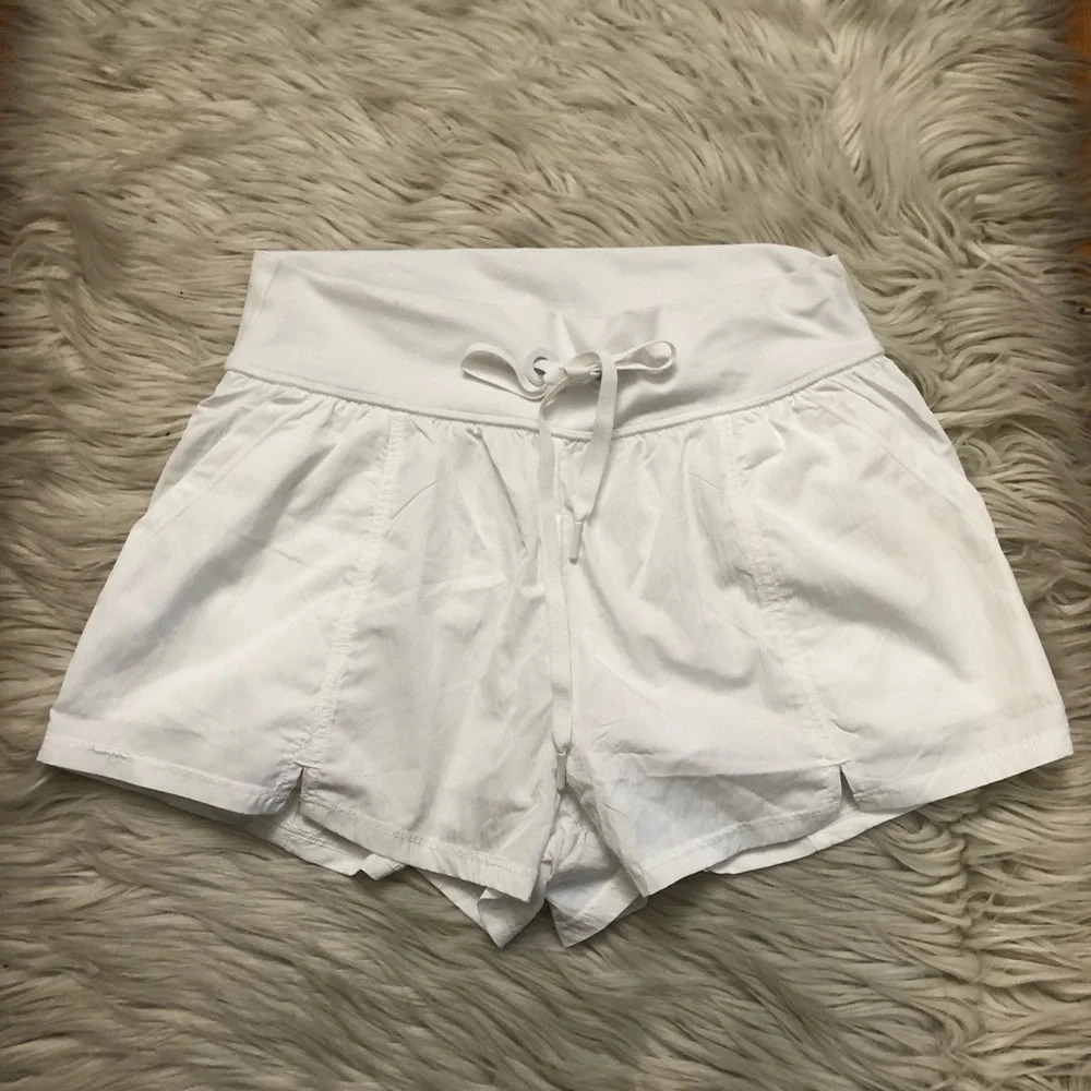 OFFLINE By Aerie The Hugger HomeRun Activewear Athletic White Womens Short M - Picture 1 of 10